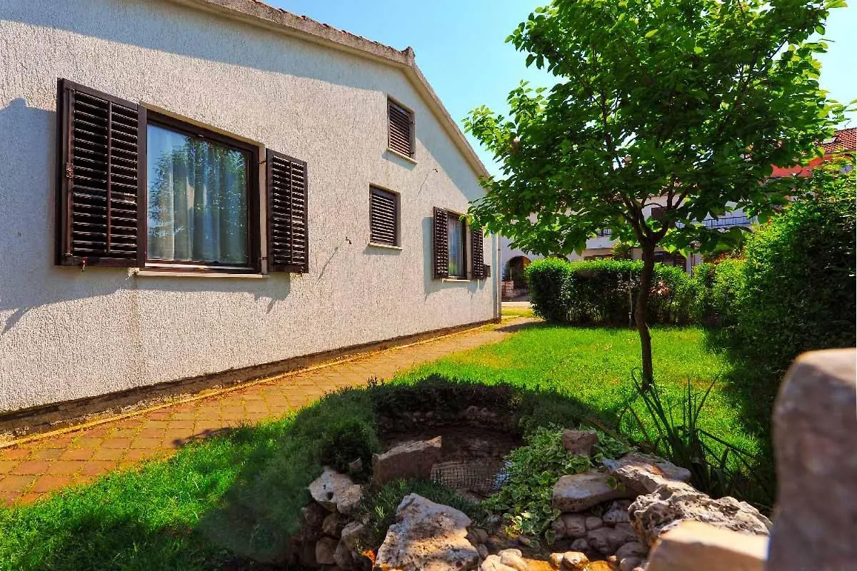 Apartments Ina & Ika روفينج بيت ضيافة