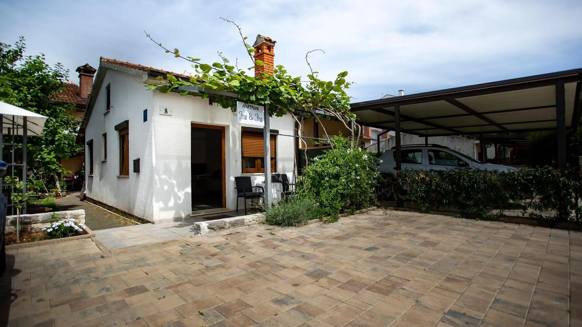 Apartments Ina & Ika روفينج بيت ضيافة