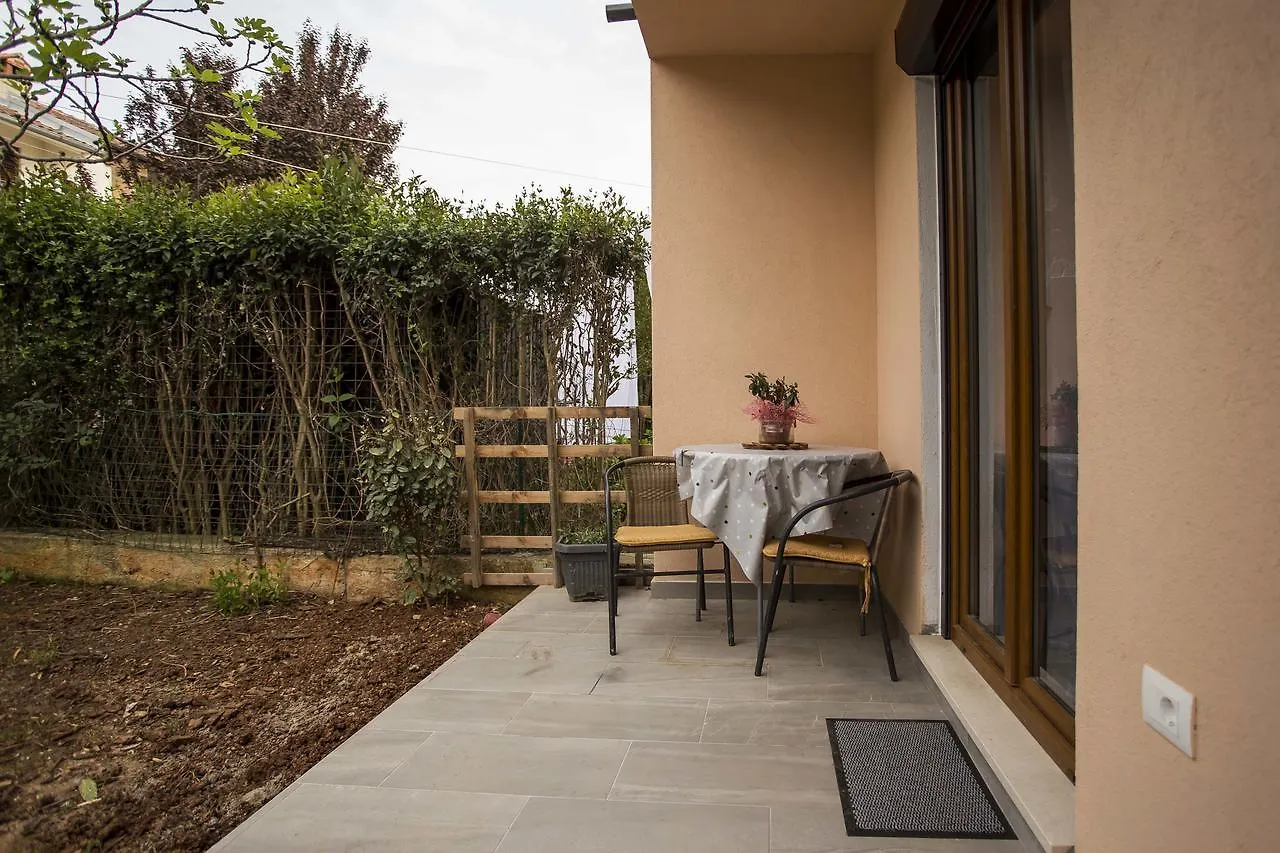Apartments Ina & Ika روفينج بيت ضيافة