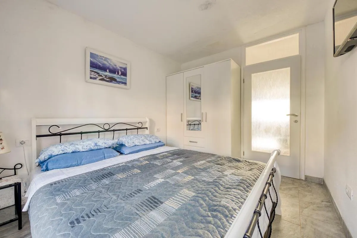 Apartments Ina & Ika Ровинь 3*,  Хорватия