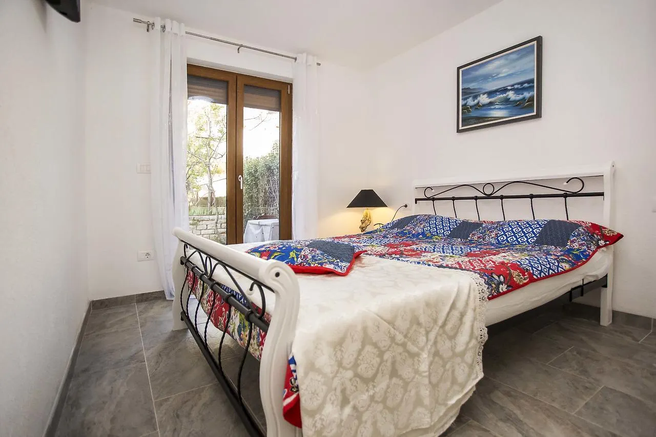 Apartments Ina & Ika Ровинь 3*,  Хорватия